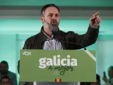 El líder de Vox da un discurso durante un mitin electoral del candidato a la Presidencia de la Xunta.