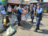 Polic&iacute;as atienden a una se&ntilde;ora que se ha ca&iacute;do en El Mercado Central.