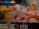Un aficionado golpea un cartel de Messi tras su suplencia.