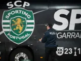 Un oficial de la Policía portuguesa, frente al bus del Sporting.