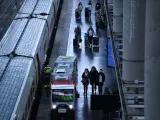 Varios viajeros junto a un tren de Renfe en la estación de Puerta de Atocha-Almudena Grandes de Madrid.