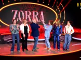 Ana Rosa y los colaboradores de 'TardeAR' bailan 'Zorra'.