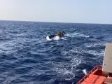 Salvamento Marítimo ha interceptado hoy lunes un cayuco con 105 personas a bordo, una de las cuales habría fallecido durante la travesía, cuando navegaba hacia la isla de Gran Canaria SALVAMENTO MARÍTIMO 05/2/2024