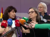 La ministra de Igualdad, Ana Redondo (i), atiende a medios tras reunirse con CIMA, la Asociación de mujeres cineastas y de medios audiovisuales, en el Ministerio de Igualdad, a 5 de febrero de 2024, en Madrid (España).