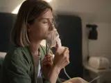 Mujer utilizando un nebulizador para el asma.