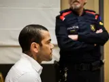 El futbolista Dani Alves se sienta en el banquillo para ser juzgado por los hechos acontecidos el 30 de diciembre de 2022 en la discoteca Sutton de Barcelona.