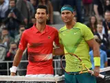 31 May 2022, France, Paris: Serbian tennis player Novak Djokovic (L) and Spanish Rafael Nadal pose for a picture before their men's singles quarter final tennis match of the Roland-Garros Open tennis tournament at the Court Suzanne-Lenglen. Photo: Anne-Christine Poujoulat/AFP/dpa (Foto de ARCHIVO) 31/5/2022 ONLY FOR USE IN SPAIN