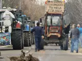 Agricultores se manifiestan en una tractorada frente a consejería de Agricultura este lunes en Valladolid.