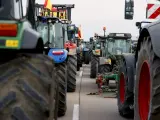 La concentración de tractores en la A-4 a la altura de Madridejos (Toledo).