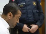 Dani Alves sentado en su juicio por agresión sexual.