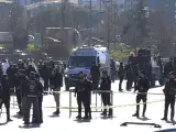La Policía turca asegurando el Palacio de Justicia de Estambul después del atentado.