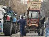 Los agricultores se manifiestan en una tractorada no convocada frente a consejería de Agricultura, este lunes 5 de febrero en Valladolid.