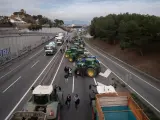 Unos 150 tractores han cortado este martes la carretera C-17, sentido sur, a la altura de Parets del Vallès.