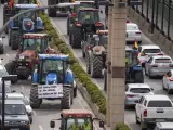 Una columna con varias decenas de tractores bloquean este martes el trafico en Teruel