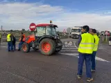 Agricultores de Almendralejo (Badajoz) han vuelto a salir este miércoles a la calle con sus tractores con la intención de cortar diferentes puntos de la A-66.