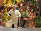 Carlos Sobera y el equipo de 'First Dates', bailando en el programa.