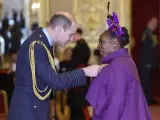 El príncipe Guillermo impone una condecoración en el castillo de Windsor, en su primer acto tras la operación de su mujer.