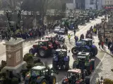 Tractores concentrados en Burgos este martes por la huelga de agricultores.