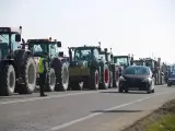 Los agricultores cortan una carretera en Zaragoza este miércoles durante las protestas.
