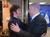 Javier Milei y Benjamin Netanyahu se saludan durante la primera visita oficial del argentino a Israel.