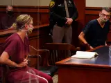 Los padres de Ethan Crumbley, acusado de disparar en el instituto Oxford, Jennifer y James Crumbley, se miran en la sala 52-3 del tribunal de distrito de la juez Julie Nicholson en Rochester el 14 de diciembre de 2021.