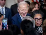 El presidente Joe Biden saluda a miembros del público durante una recepción en reconocimiento del Mes de la Historia Negra en la Sala Este de la Casa Blanca en Washington, el martes 6 de febrero de 2024.