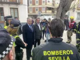 El alcalde de Sevilla, José Luis Sanz, supervisa un ejercicio de bomberos y policías para mejorar la respuesta ante un incendio.