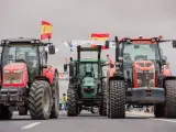 Tractores concentrados en el km 121 de la autov&iacute;a A-4 a la altura de Madridejos, Toledo.
