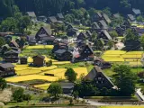 El pueblo de Shirakawa (Japón), declarado Patrimonio Mundial por la UNESCO. Se puede apreciar las típicas casas de estilo gassho-zukuri, tejados a dos aguas sin clavos.