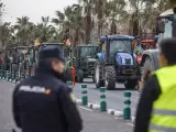 Un agente de Policía Nacional frente a una concentración de tractores en la avenida Germans Machado de Valencia, a 6 de febrero de 2024.