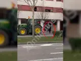 Los tractores se han echado a las calles de todos los rincones de España para reivindicar una agricultura y ganadería justas. Como ya llevan varias semanas haciendo en Francia, Alemania o Bélgica, reclaman entre otras cosas mejoras en el sector.