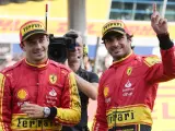 Charles Leclerc y Carlos Sainz, con los colores de Ferrari.