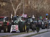 Decenas de agricultores con sus tractores en las calles de Barcelona este jueves.