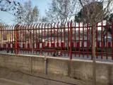 Imagen de las obras de ampliación de la línea 11 de metro en el parque de Comillas tomada desde el interior del colegio Perú.