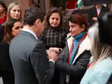 El presidente de la Junta de Andalucía, Juanma Moreno, atiende a las puertas del Parlamento a la madre de un niño con cuidados paliativos.