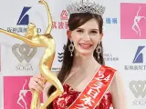 Karolina Shiino, una modelo naturalizada japonesa procedente de Ucrania, posa con el trofeo de la corona de Miss Japón en Tokio.