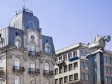 La Plaza de la Puerta del Sol con la estatua 'Sireno' es uno de los puntos de interés del casco antiguo de Vigo.