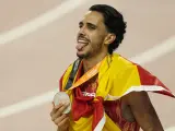 Mohamed Katir celebra la plata en los 5.000 metros del Mundial de Budapest 2023.