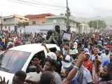 La gente celebra la llegada de la Brigada de Seguridad de Áreas Protegidas (BSAP) mientras protestan por segundo día consecutivo contra el primer ministro Ariel Henry, exigiendo su destitución, en Puerto Príncipe, Haití, martes 6 de febrero de 2024.
