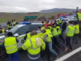 Situación "tensa" entre agricultores y Guardia Civil en el acceso a Pamplona