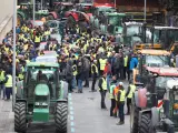 Agricultores y tractores se han concentrado este viernes frente a la consejería de Medio ambiente y Rural del Gobierno Navarra en una nueva jornada de protestas.