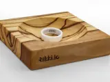 El pack de dos anillos inteligentes Rikki viene con un joyero de madera de olivo y medidores de tallas.
