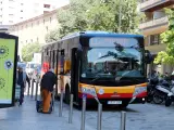 Un usuario subiendo al bus urbano de Girona.