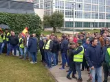 Un centenar de personas se han manifestado este viernes frente a la sede de la Delegaci&oacute;n del Gobierno de Castilla y Le&oacute;n, en Valladolid, por la crisis del sector agrario y han coreado lemas como &quot;&iexcl;A por los Goya!&quot;.
