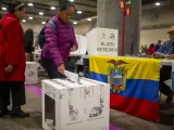 Ecuatorianos en España votan durante la segunda vuelta de las elecciones presidenciales anticipadas.