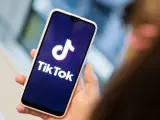 FILED - 13 November 2019, Berlin: A girl opens the Chinese video-sharing app TikTok on her smartphone. India has banned 59 mobile apps with Chinese links, including the TikTok and WeChat, on grounds they present a danger to the country's security. Photo: Jens Kalaene/dpa-Zentralbild/dpa (Foto de ARCHIVO) 13/11/2019 ONLY FOR USE IN SPAIN