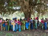 Familias que hacen cola en una campaña de vacunación contra el sarampión en África