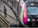Un tren de alta velocidad de la compañía francesa SNCF en la estación Saint Lazare de París.