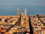 Vista panor&aacute;mica de Barcelona con la Playa de la Barceloneta de fondo.