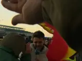 Un periodista de TVE ve interrumpida su conexión en el estadio Metropolitano por las quejas de transportistas.